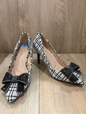BCBGeneration BISSHA Pointed Toe Pump Black Rhinestone Bow Ivory Multi Tweed 6.5